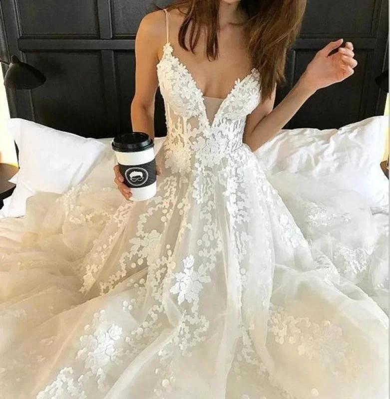 Spaghetti Strap V Neck Beach Court Train Tulle Elegant Wedding Dresses with Lace (ZD16575)