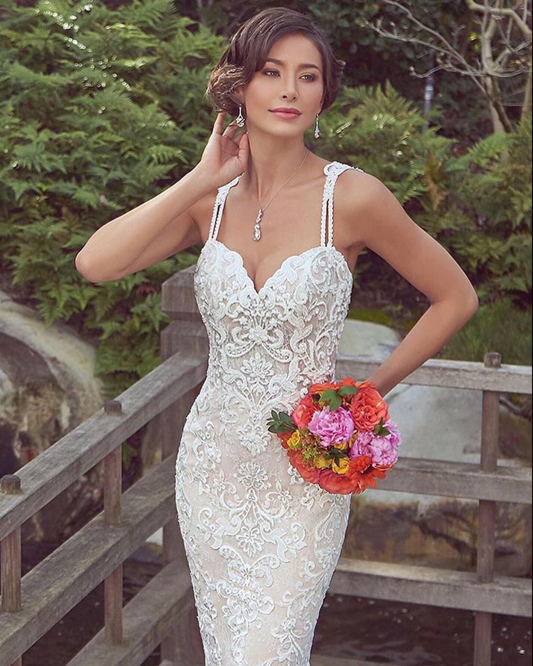 Spaghetti-Straps Lace Wedding Dress Mermaid Bridal Gowns Sleeveless (ZD17524)