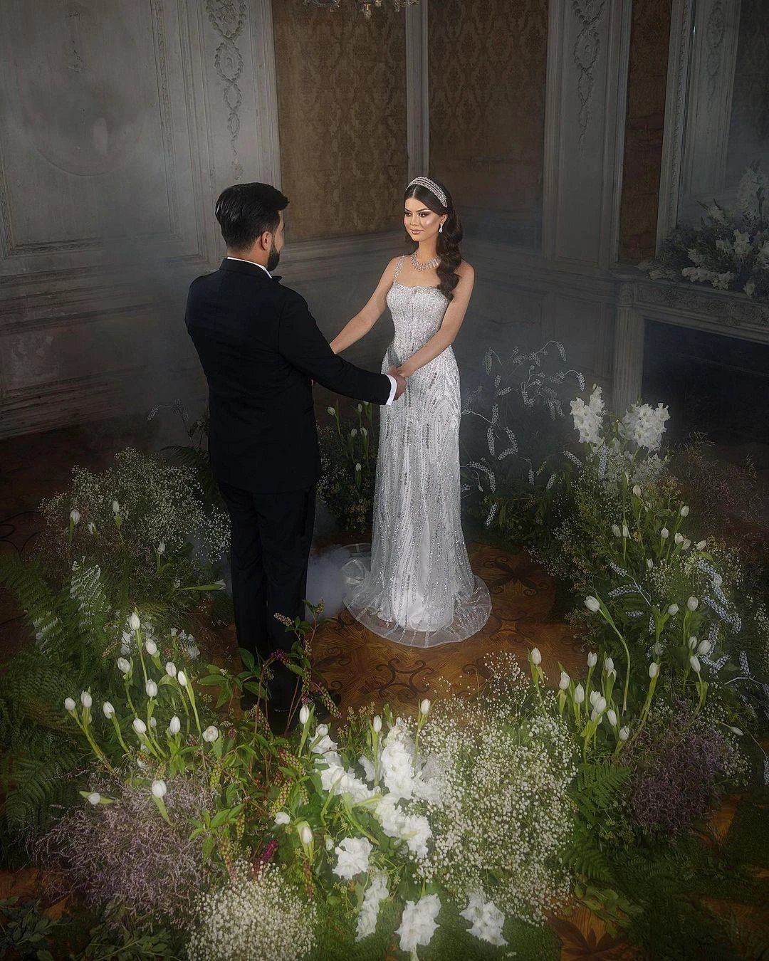 Trendy Floor Length Square Spaghetti Straps Sleeveless Mermaid Lace Wedding Dress (ZD15770)