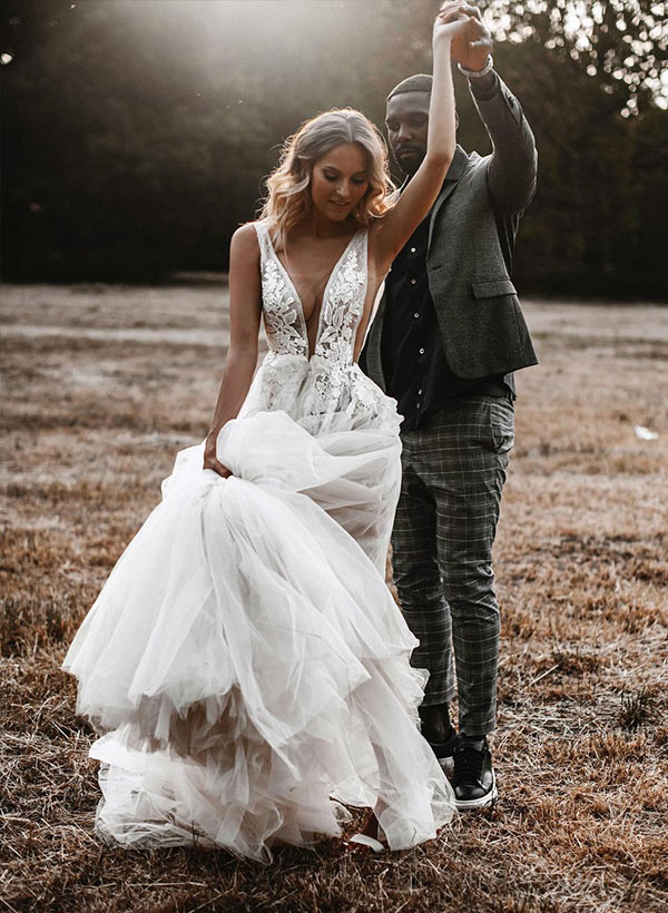 V-Neck Sleeveless Boho Garden Wedding Dresses Sweep Train Tulle Lace Appliques