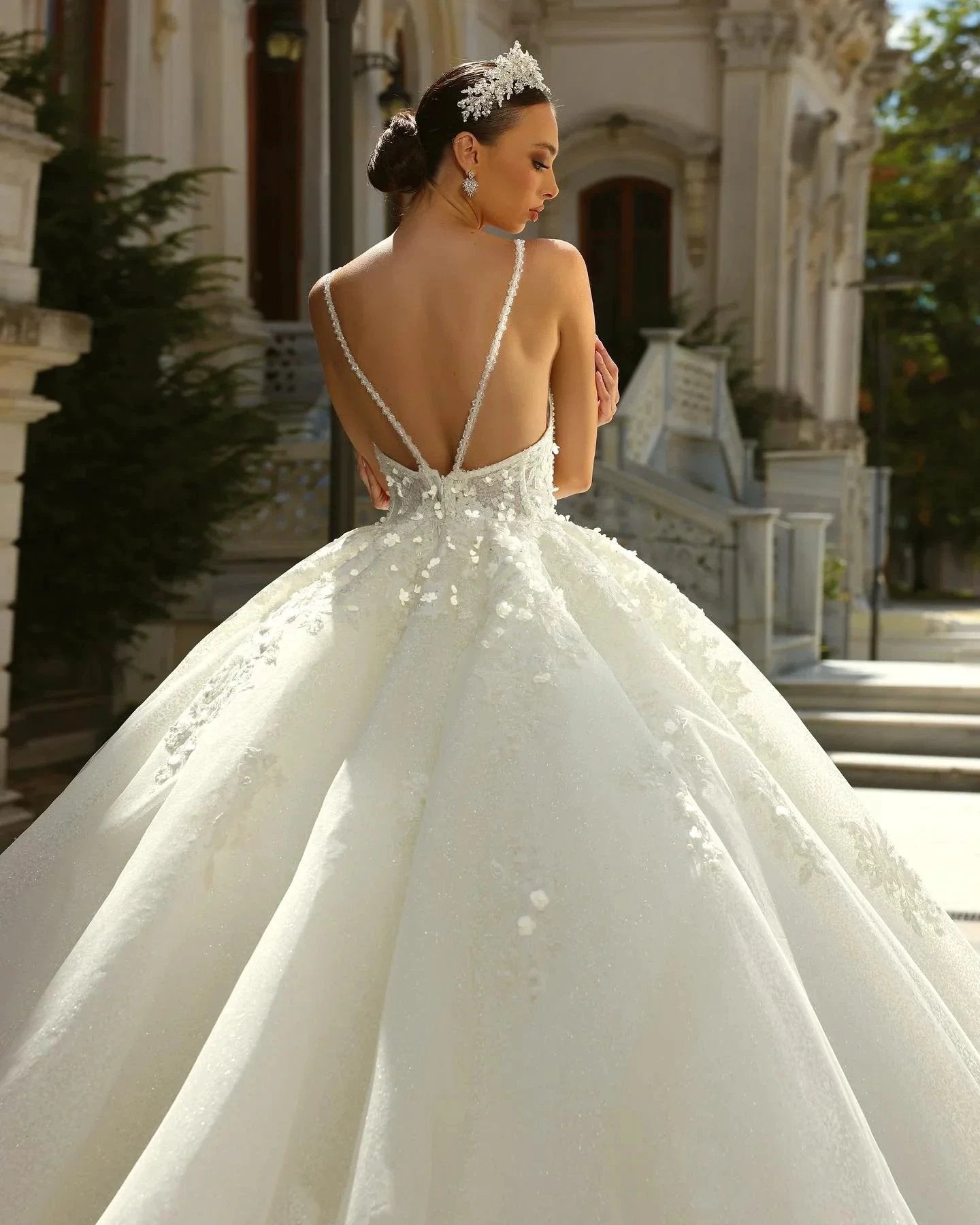 Vintage Ball Gown Lace Spaghetti Straps Sleeveless White Wedding Dress With Appliques Train (ZD16477)