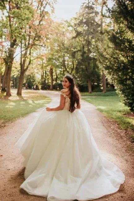 Vintage Princess Off-the-shoulder V-neck Sleeveless Lace Wedding Dresses (ZD14973)