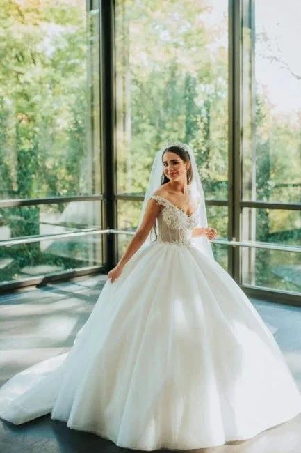 Vintage Princess Off-the-shoulder V-neck Sleeveless Lace Wedding Dresses (ZD14973)