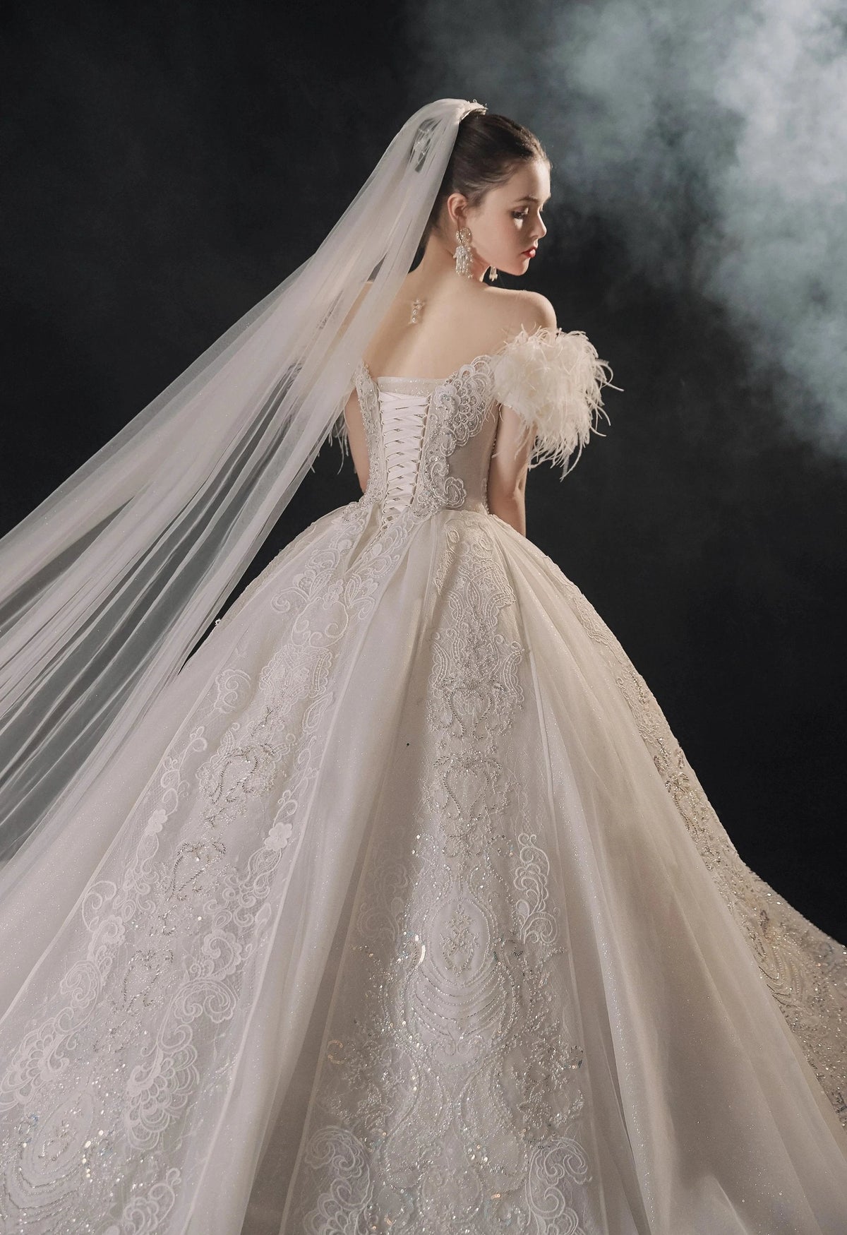 Luxurious Off-the-Shoulder Ball Gown Sweetheart Neckline Feather Trim Beaded Lace Wedding Dress with Glitter Train E-306 (ZD16884)