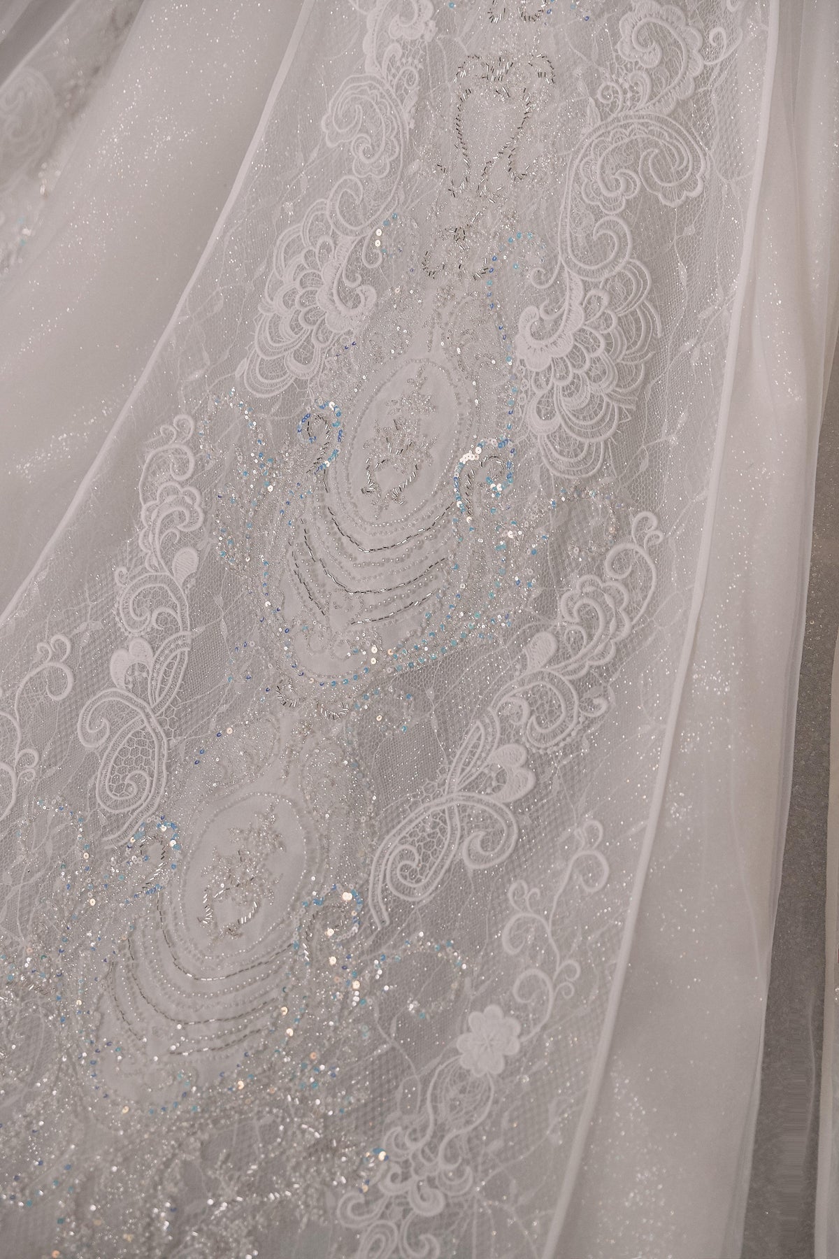 Luxurious Off-the-Shoulder Ball Gown Sweetheart Neckline Feather Trim Beaded Lace Wedding Dress with Glitter Train E-306 (ZD16884)