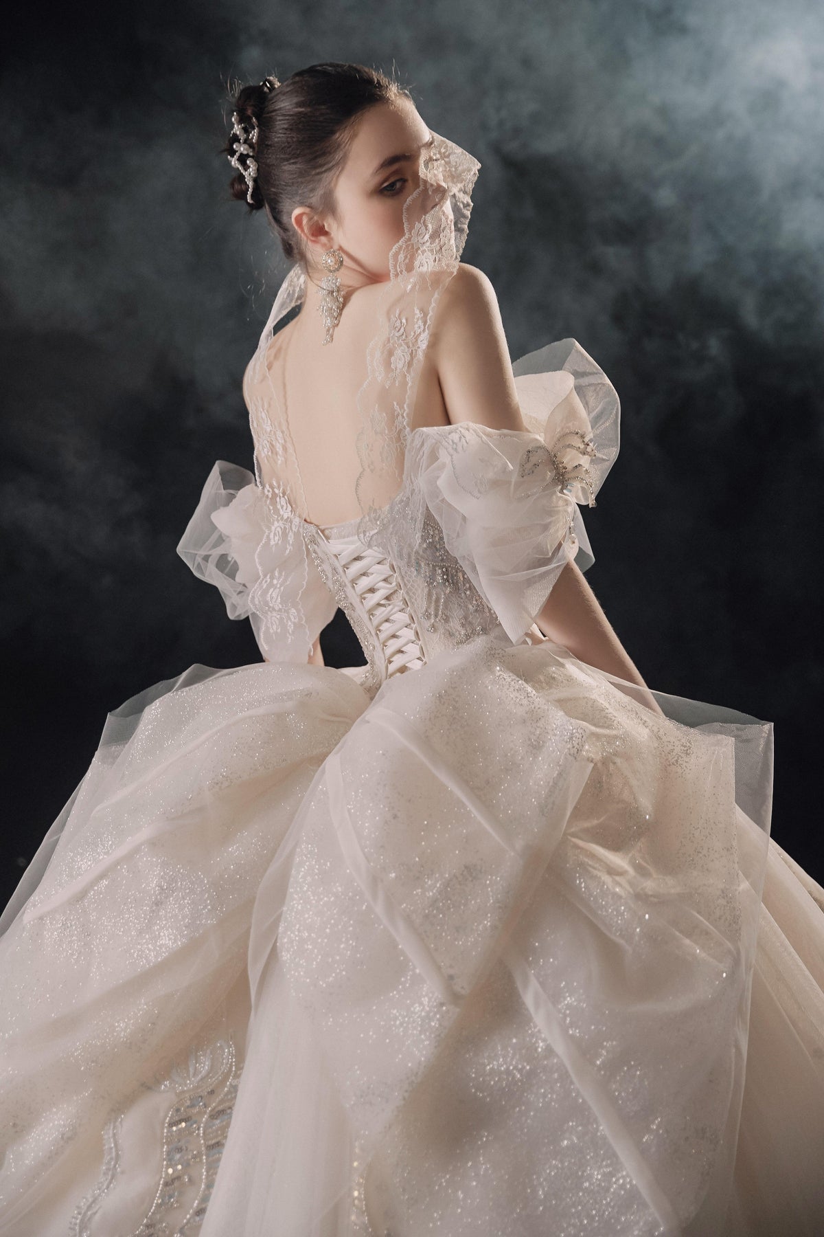 Elegant Off-the-Shoulder Ball Gown Sweetheart Neckline Tulle Puff Sleeve Beaded Lace Wedding Dress with Scalloped Train E-306 (ZD16885)
