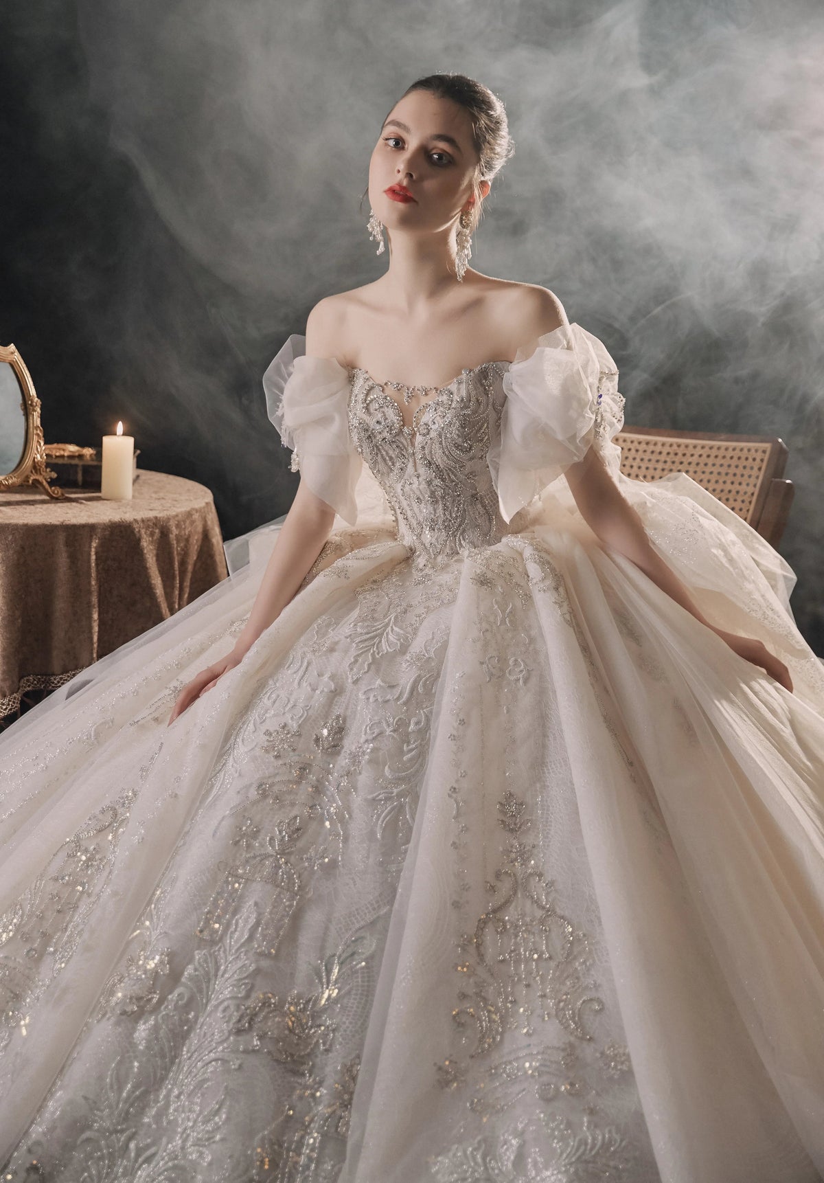 Elegant Off-the-Shoulder Ball Gown Sweetheart Neckline Tulle Puff Sleeve Beaded Lace Wedding Dress with Scalloped Train E-306 (ZD16885)