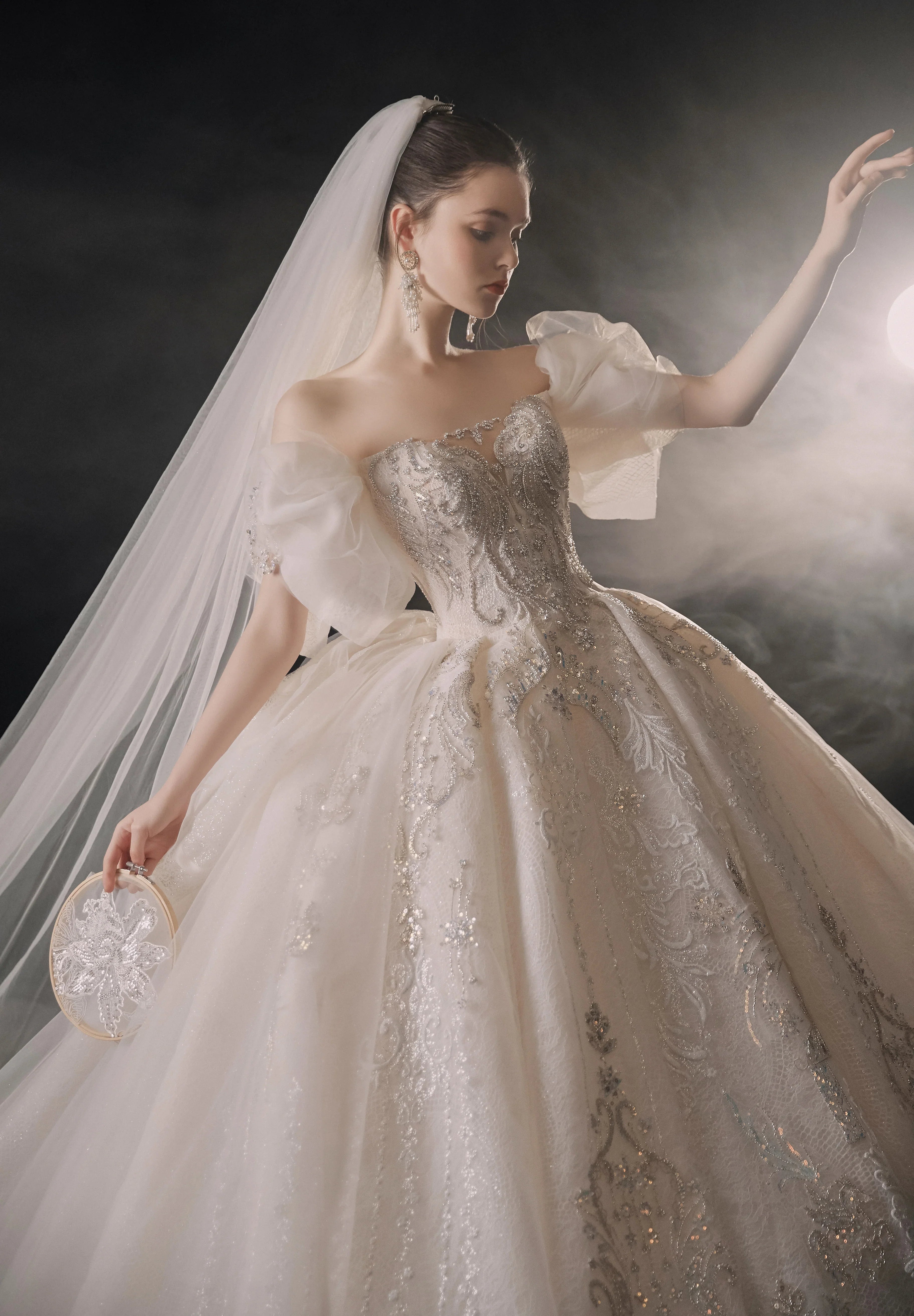 Elegant Off-the-Shoulder Ball Gown Sweetheart Neckline Tulle Puff Sleeve Beaded Lace Wedding Dress with Scalloped Train E-306 (ZD16885)