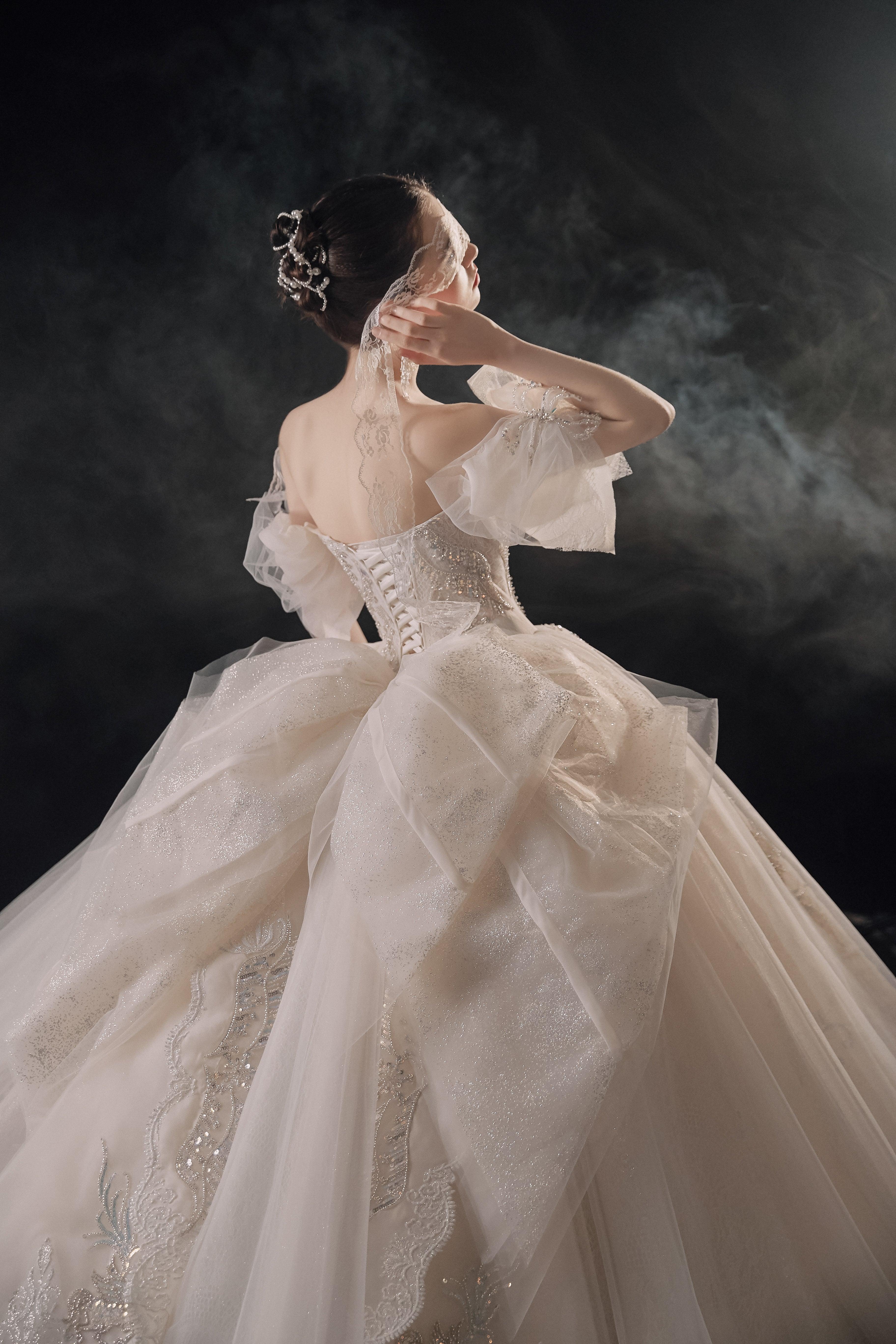 Elegant Off-the-Shoulder Ball Gown Sweetheart Neckline Tulle Puff Sleeve Beaded Lace Wedding Dress with Scalloped Train E-306 (ZD16885)