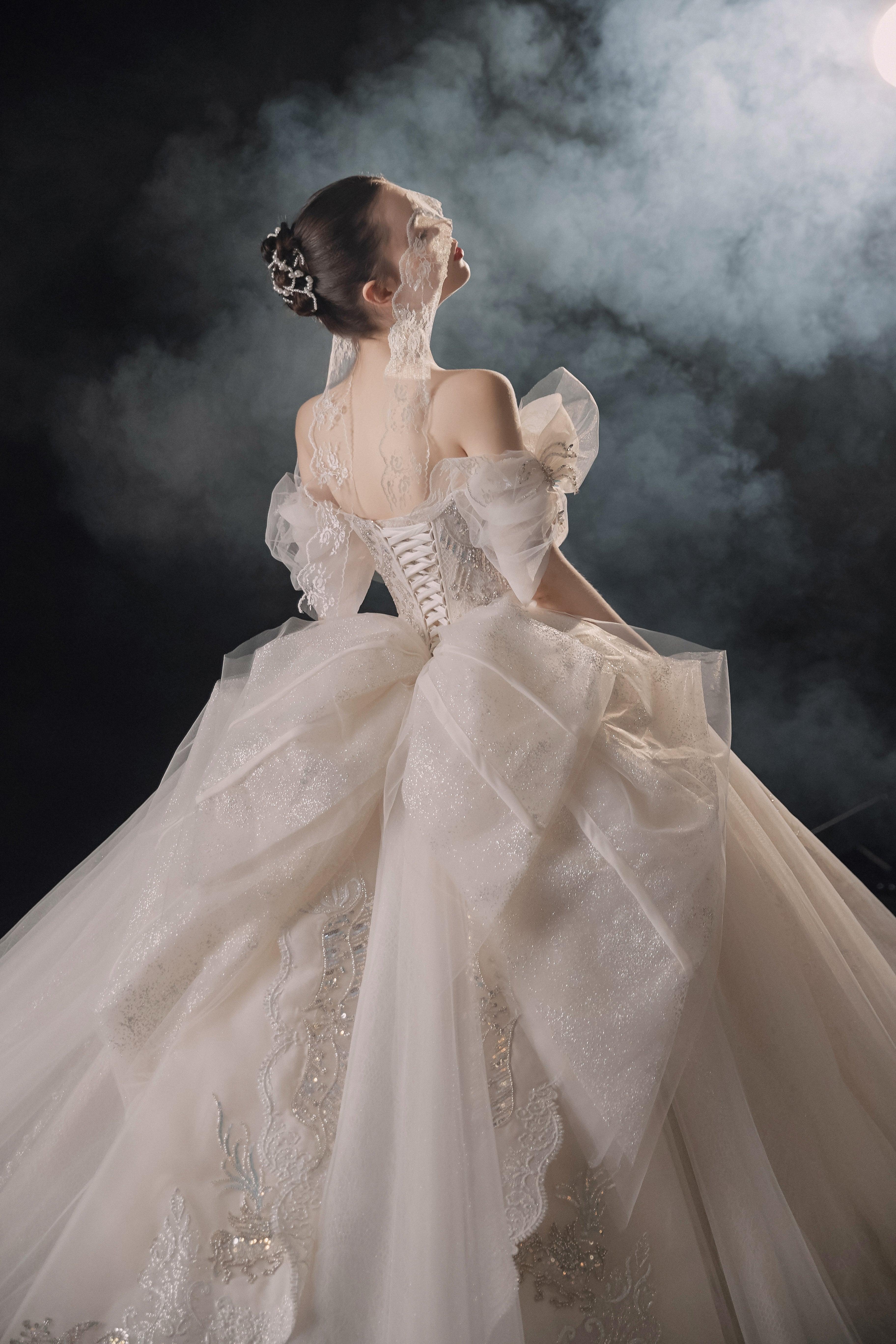 Elegant Off-the-Shoulder Ball Gown Sweetheart Neckline Tulle Puff Sleeve Beaded Lace Wedding Dress with Scalloped Train E-306 (ZD16885)