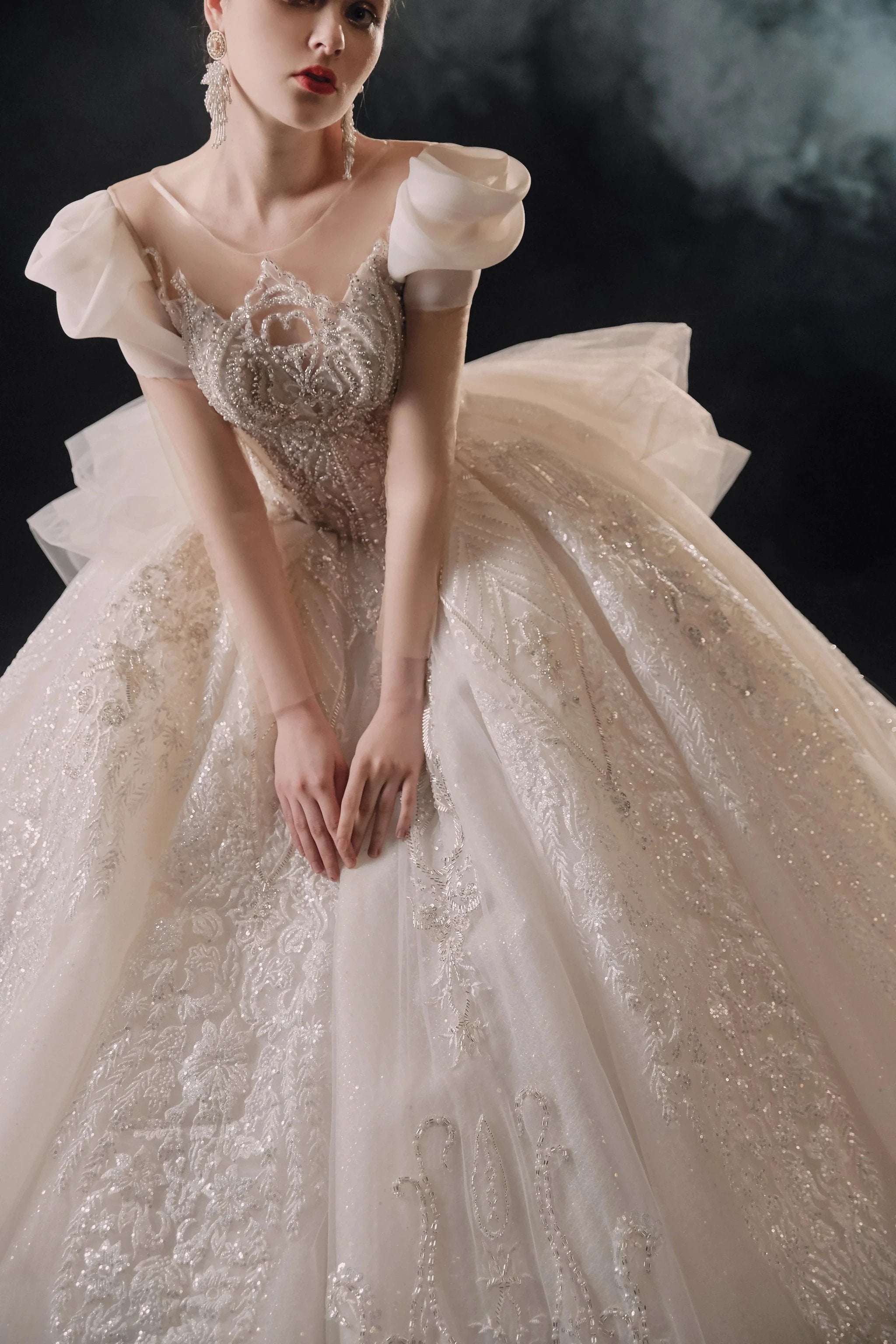Gorgeous Puff-Sleeve Ball Gown Sweetheart Neckline Beaded Lace Wedding Dress with Ruffled Train E-309 (ZD16890)