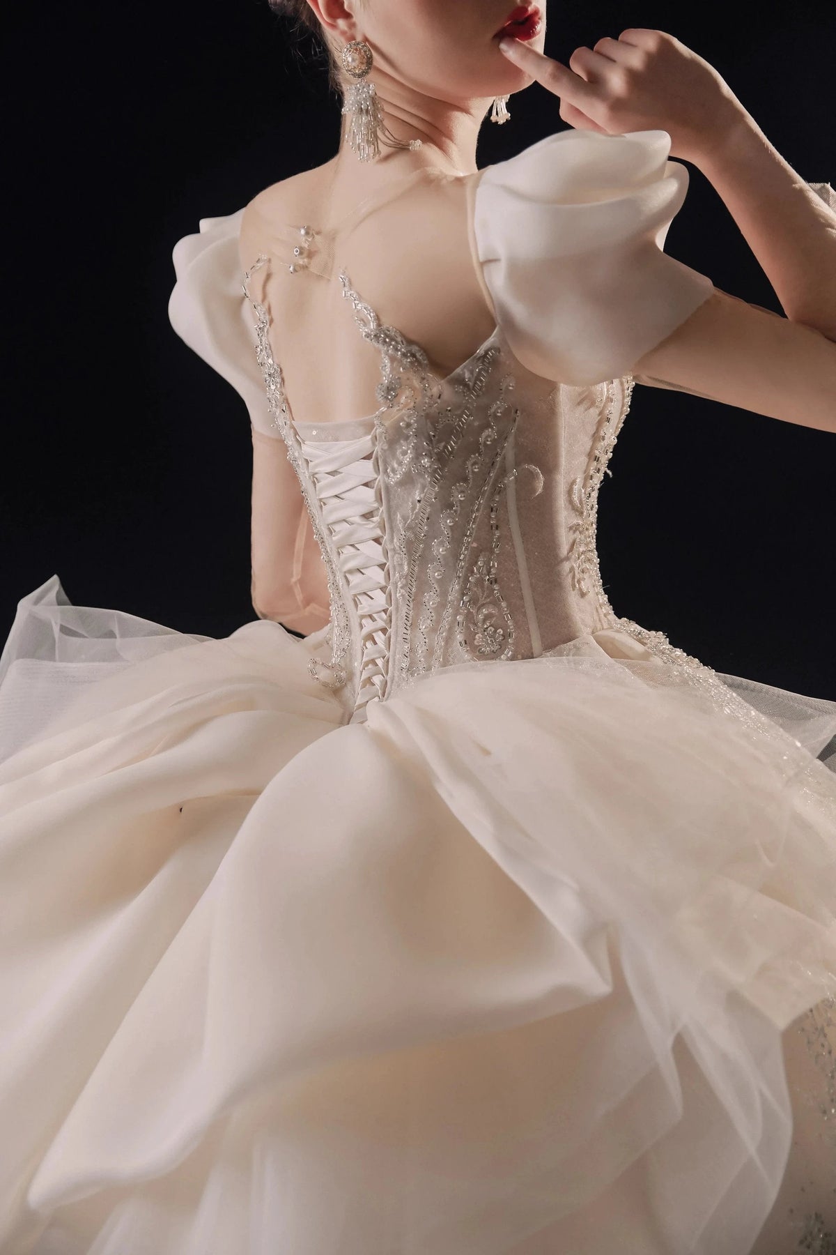 Gorgeous Puff-Sleeve Ball Gown Sweetheart Neckline Beaded Lace Wedding Dress with Ruffled Train E-309 (ZD16890)