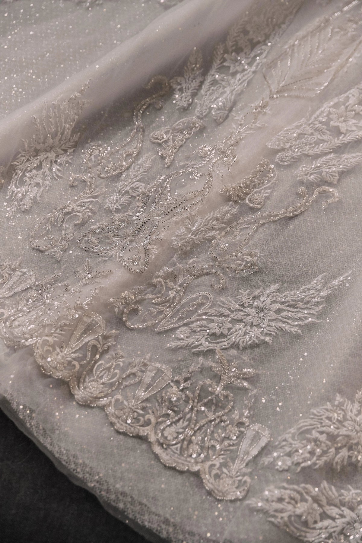 Gorgeous Puff-Sleeve Ball Gown Sweetheart Neckline Beaded Lace Wedding Dress with Ruffled Train E-309 (ZD16890)