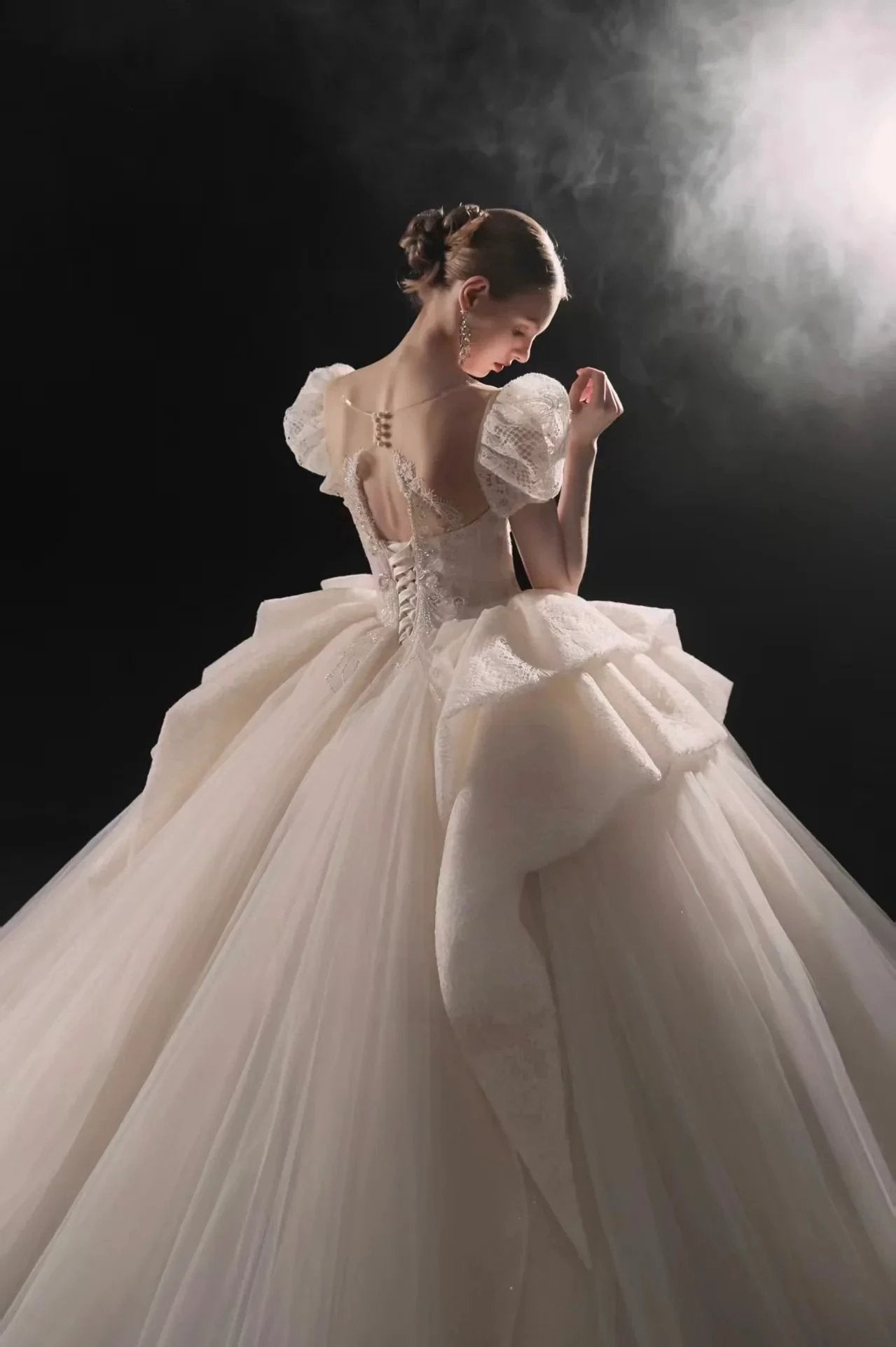 Elegant Sweetheart Ball Gown Lace Puff Sleeve Beaded Embroidery Wedding Dress with Flowing Train E-302 (ZD16903)