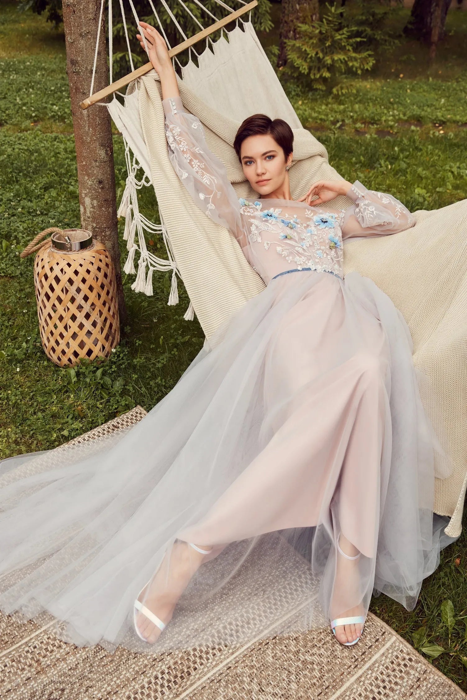 Long Sleeve Flowers Appliqued Evening Dresses Criss Cross Back Buttons Formal Party Gowns vestidos de gala