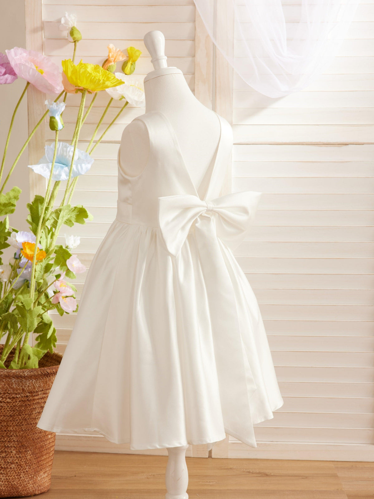 Elegant A-line Satin V-Back Bow Knee-length Flower Girl Dress