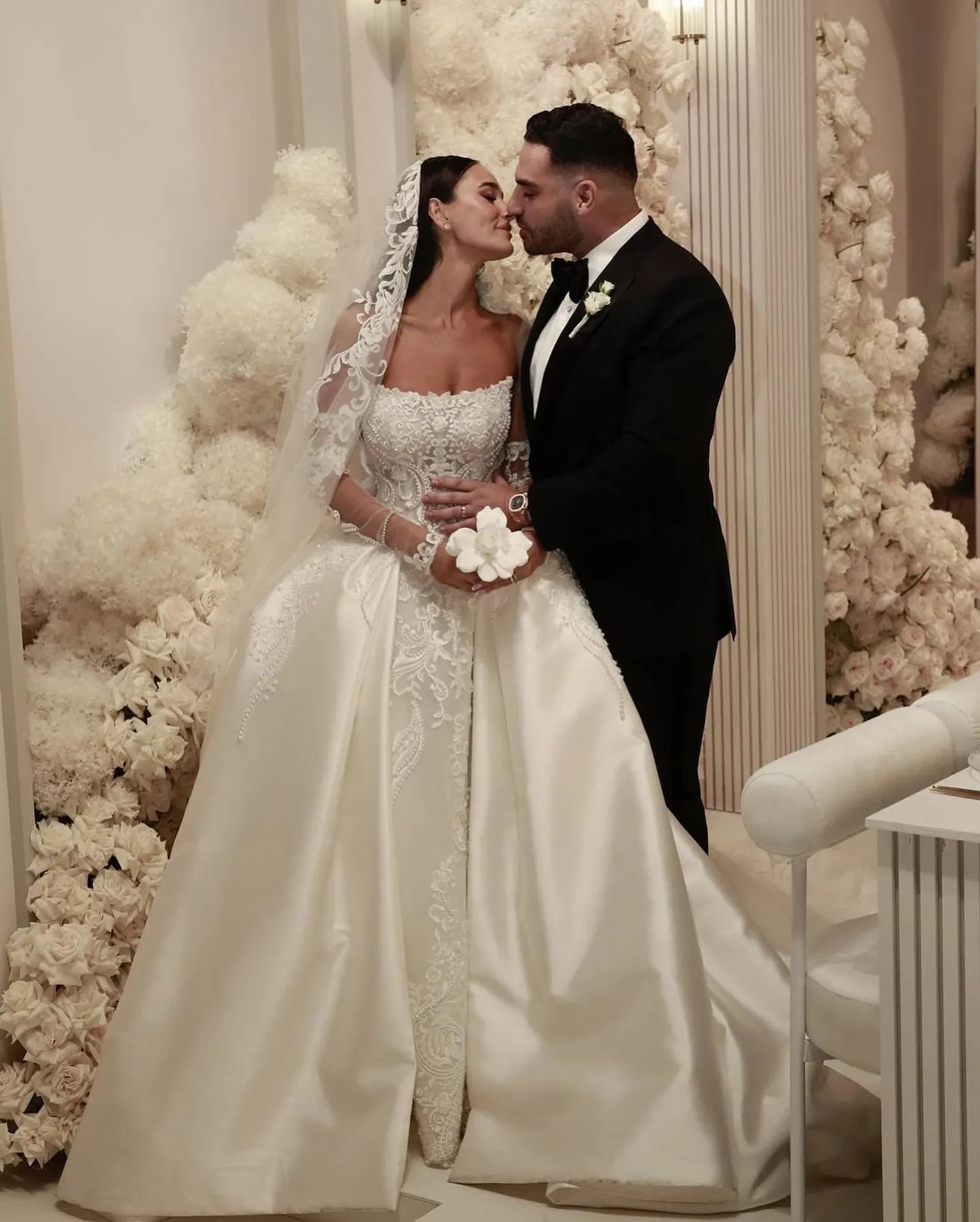 Arabic Lace Saudi Ball Gown Wedding Dress For Bride Strapless Pearls Satin Wedding Dresses Ruffle Dubai R Bridal Gowns Plus Size (ZD17412)
