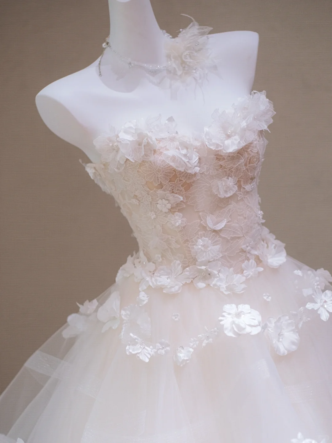 Beautiful Sweetheart Neck White Tulle Lace Appliques Long Wedding Dress - View 3 | FashionDia