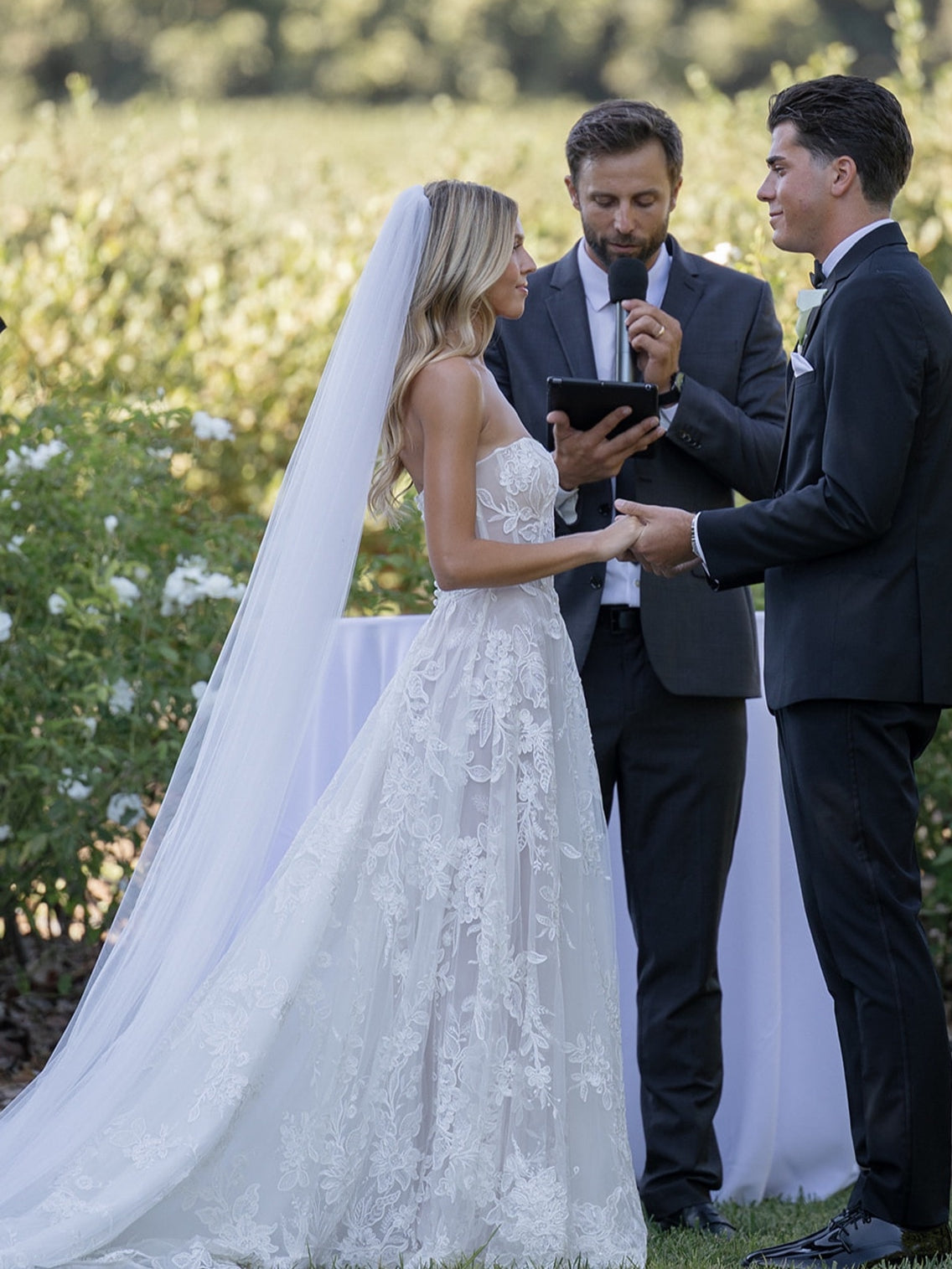 Elegant Tulle Classic Sweetheart Sleeveless Lace Wedding Gown