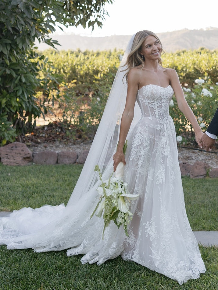 Elegant Tulle Classic Sweetheart Sleeveless Lace Wedding Gown