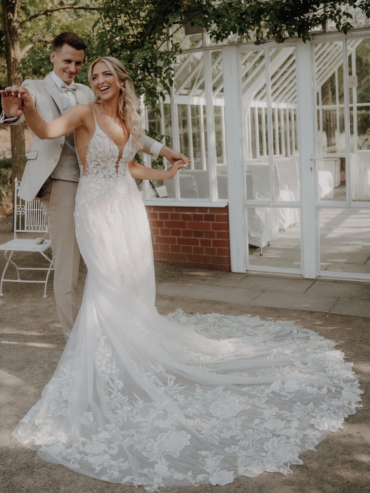 A-Line Spaghetti Straps V-Neck Lace Tulle Wedding Dress