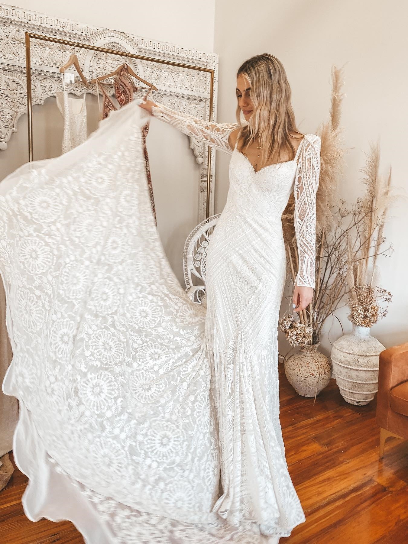 Long Sleeves Lace Mermaid Vintage Bridal Dress With Train