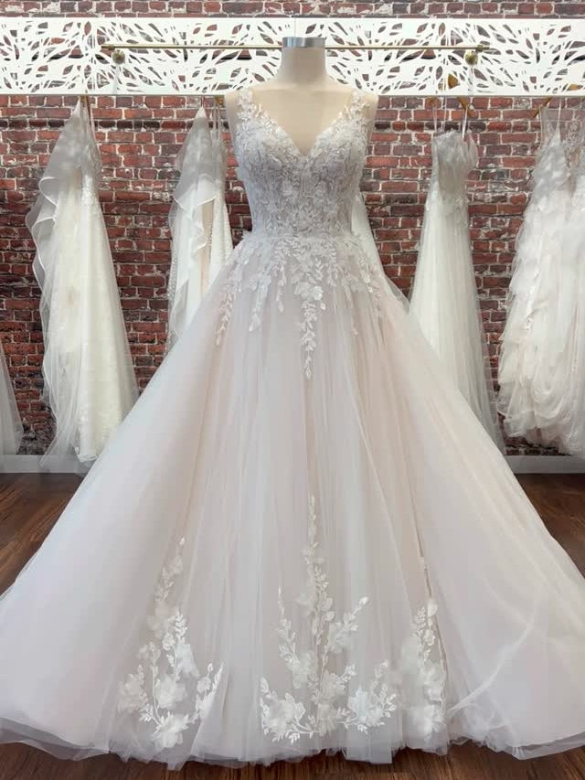 Tulle V-Neck Lace Appliqué Romantic Wedding Dress