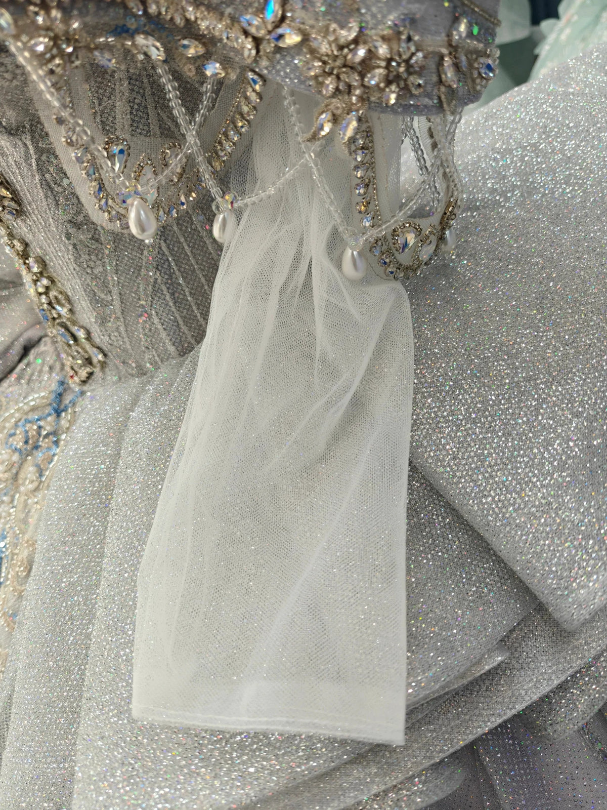 Regal Silver-Gray Off-the-Shoulder Ball Gown Wedding Dress with Crystal Collar, Beaded Embroidery & Tulle Train Ye-2032 (ZD16813)