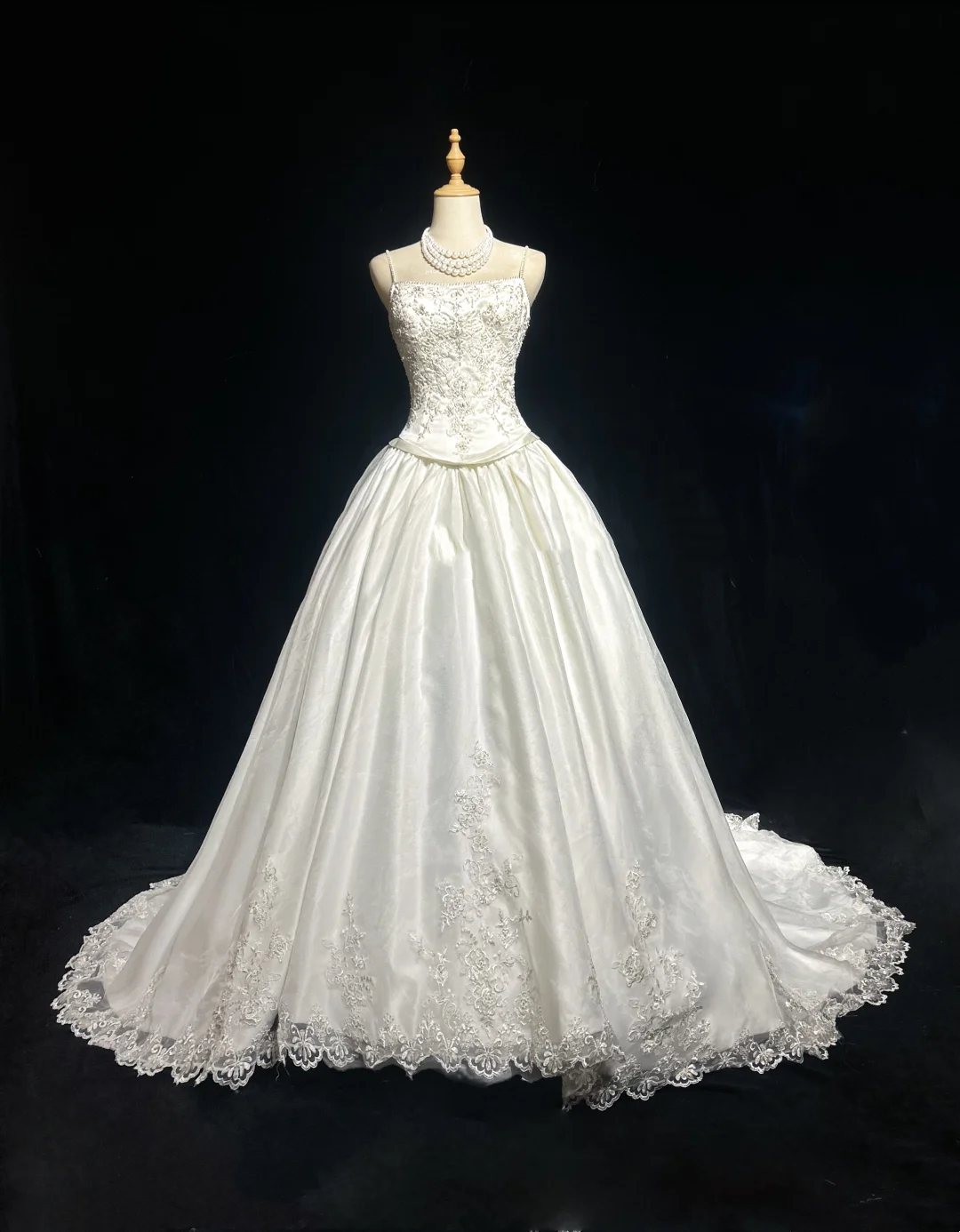 White Elegant Wedding Dress With Beads Flowers Satin Wedding Gowns
