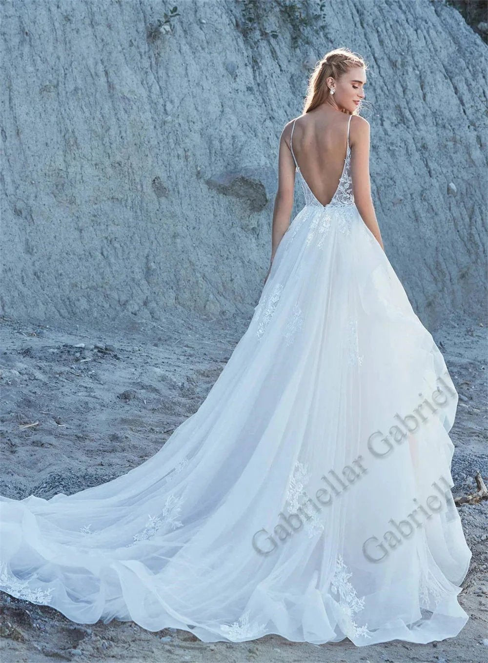 Delicate Ruffled Spaghetti Straps Wedding Dresses V-neck Appliques A-line Wedding Gowns Abito Da Sposa Customer Made (ZD13420)