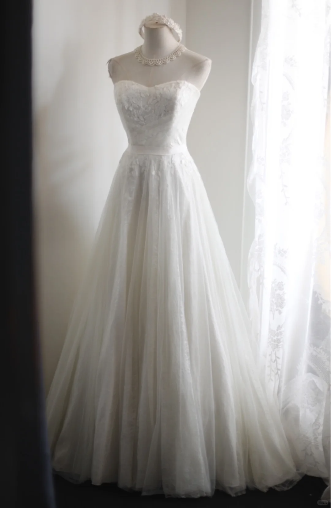 Charming Strapless White Tulle Lace Appliques A Line Formal Wedding Dress