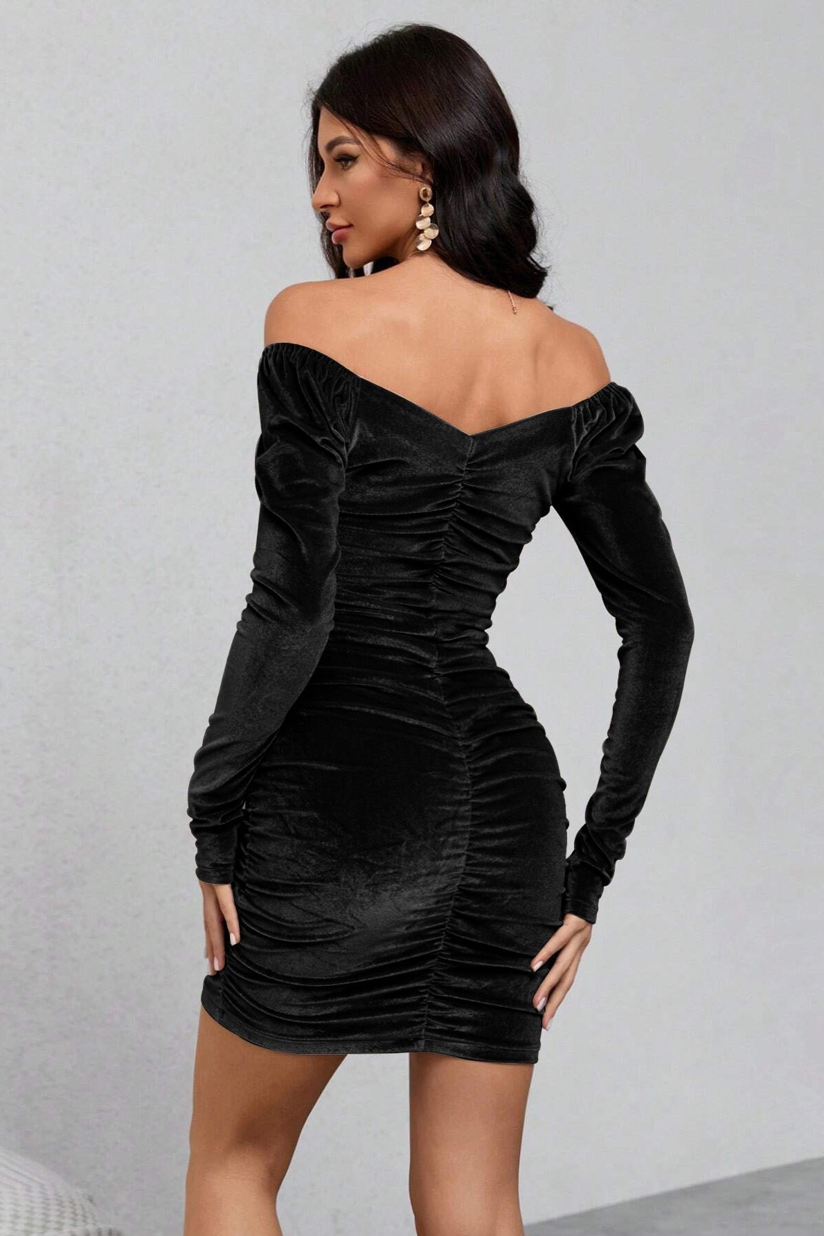 Minimalist Dress Inspired by Contemporary Streetwear Fashion 15