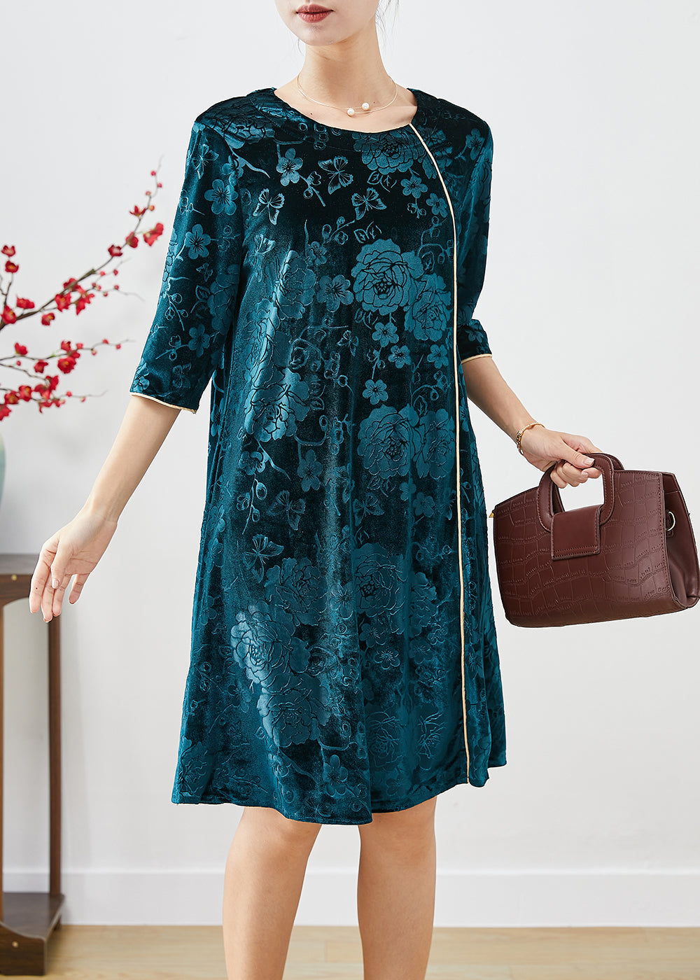 Effortlessly Elegant Dress with a Timeless Design