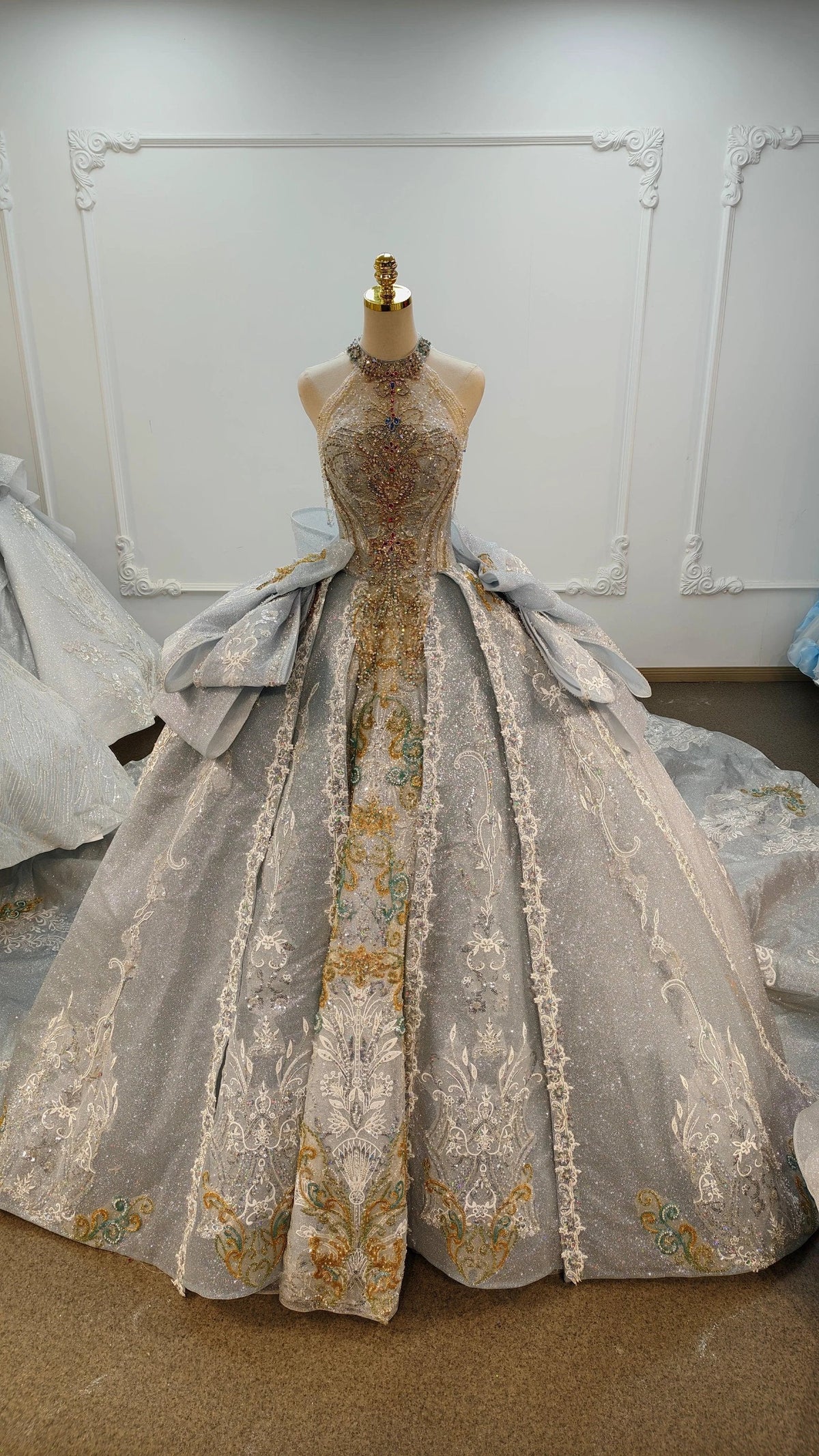 Regal Silver-Gold Ball Gown Halter Neck Beaded Embroidery Wedding Dress with Oversized Bows Ye-2018 (ZD16795)