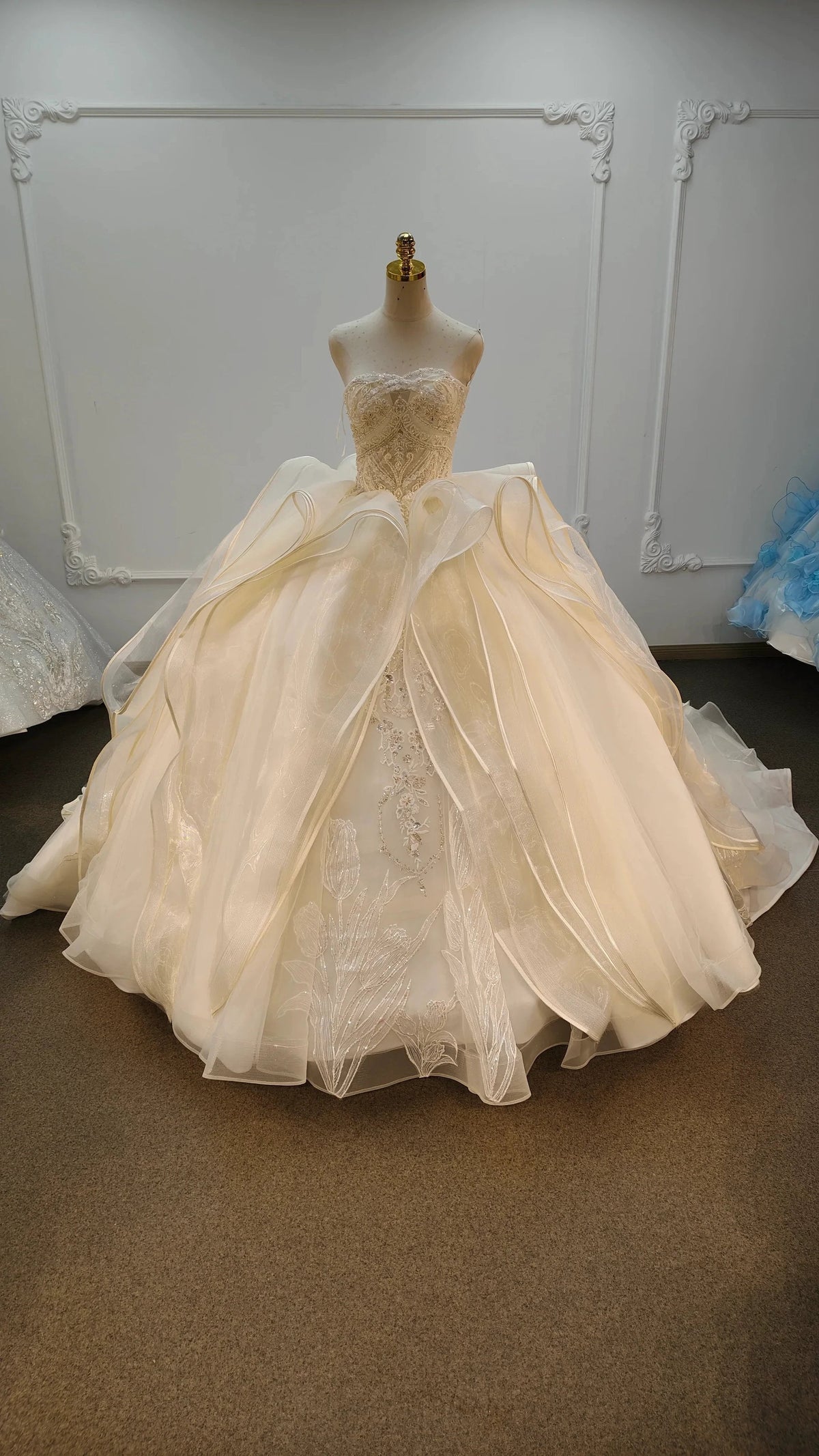 Romantic Sweetheart Strapless Ball Gown Wedding Dress with Crystal Floral Embroidery & Tulle Ruffles Ye-2023 (ZD16804)