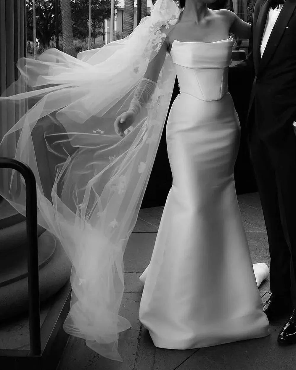 Elegant Satin Mermaid Wedding Dresses Strapless Pleats Bride Dress Wedding Party Wear Custom made Wedding Gowns