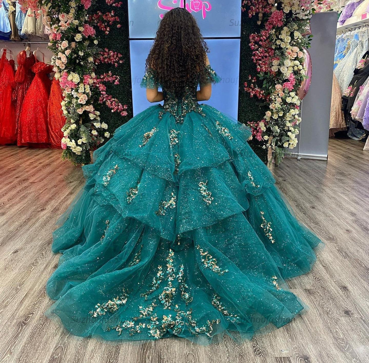 Ball Gown Off Shoulder Gold Appliques Beaded Tiered Ruffles Emerald Green Tulle Quinceanera Dress Formal Evening Party Gown For Sweet 16