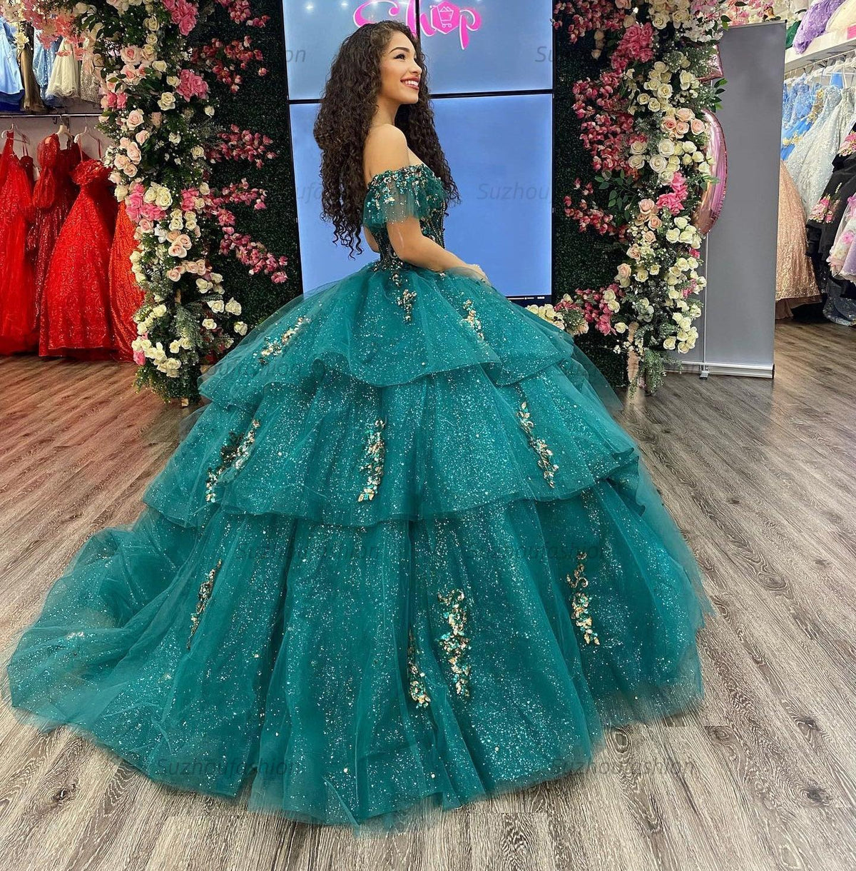 Ball Gown Off Shoulder Gold Appliques Beaded Tiered Ruffles Emerald Green Tulle Quinceanera Dress Formal Evening Party Gown For Sweet 16