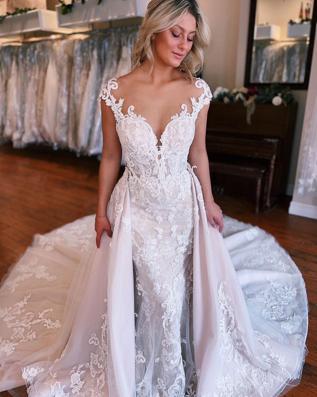 Beautiful Long Mermaid Wedding Dress With Lace Sleeveless And Detachable Train (ZD17493)