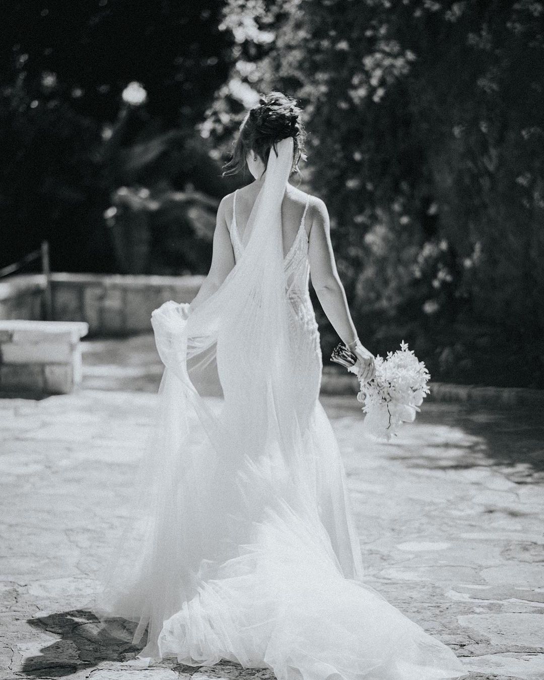Beautiful Long Mermaid Spaghetti Strap V-neck Lace Sleeveless Backless Wedding Gown (ZD17462)