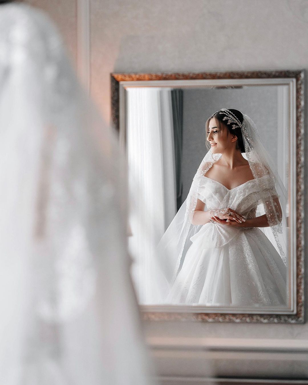 Beautiful Long White A-line Off-the-shoulder Sleeveless Wedding Dress With Lace Detailing (ZD17474)