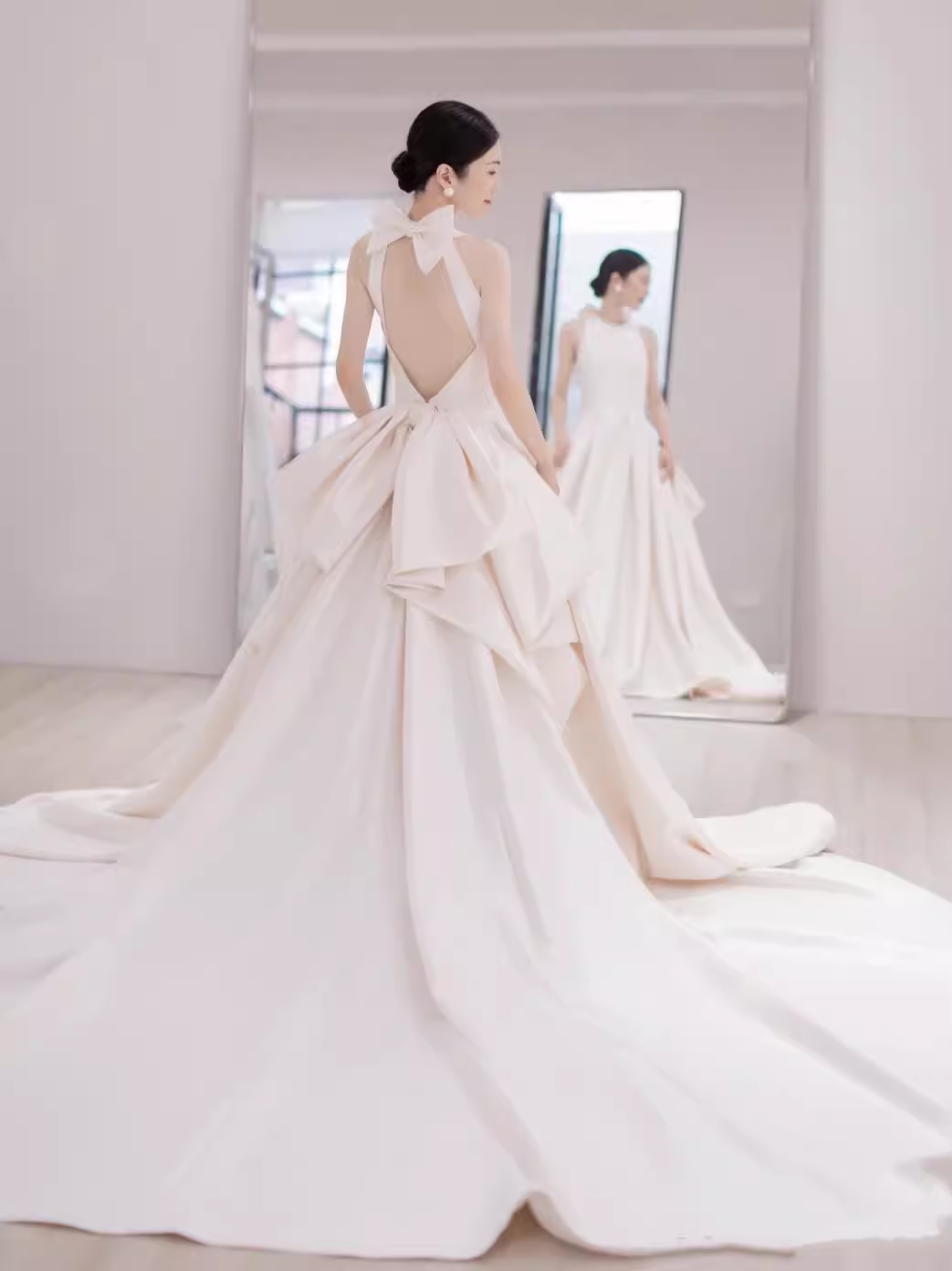 Vintage Ball Gown Scoop Neckline Backless White Long Wedding Dresses C102