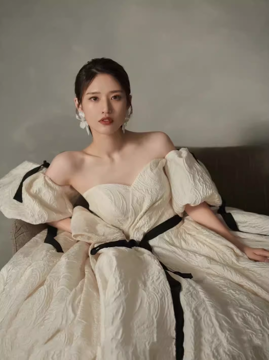 Vintage Ball Gown Off The Shoulder White Satin Wedding Dresses C123