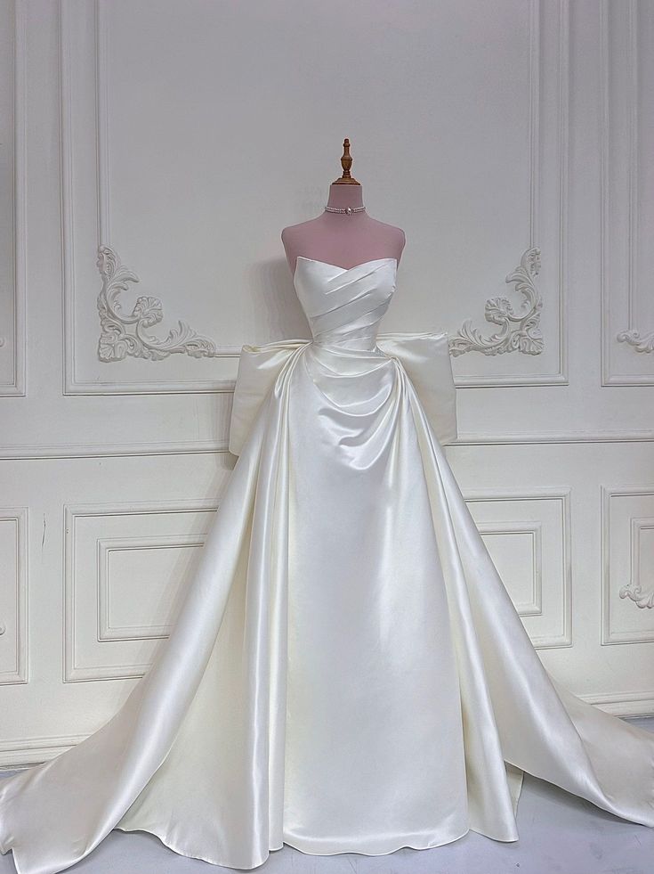 Chic Ball Gown Strapless Sleeveless White Satin Wedding Dresses With Ruffles