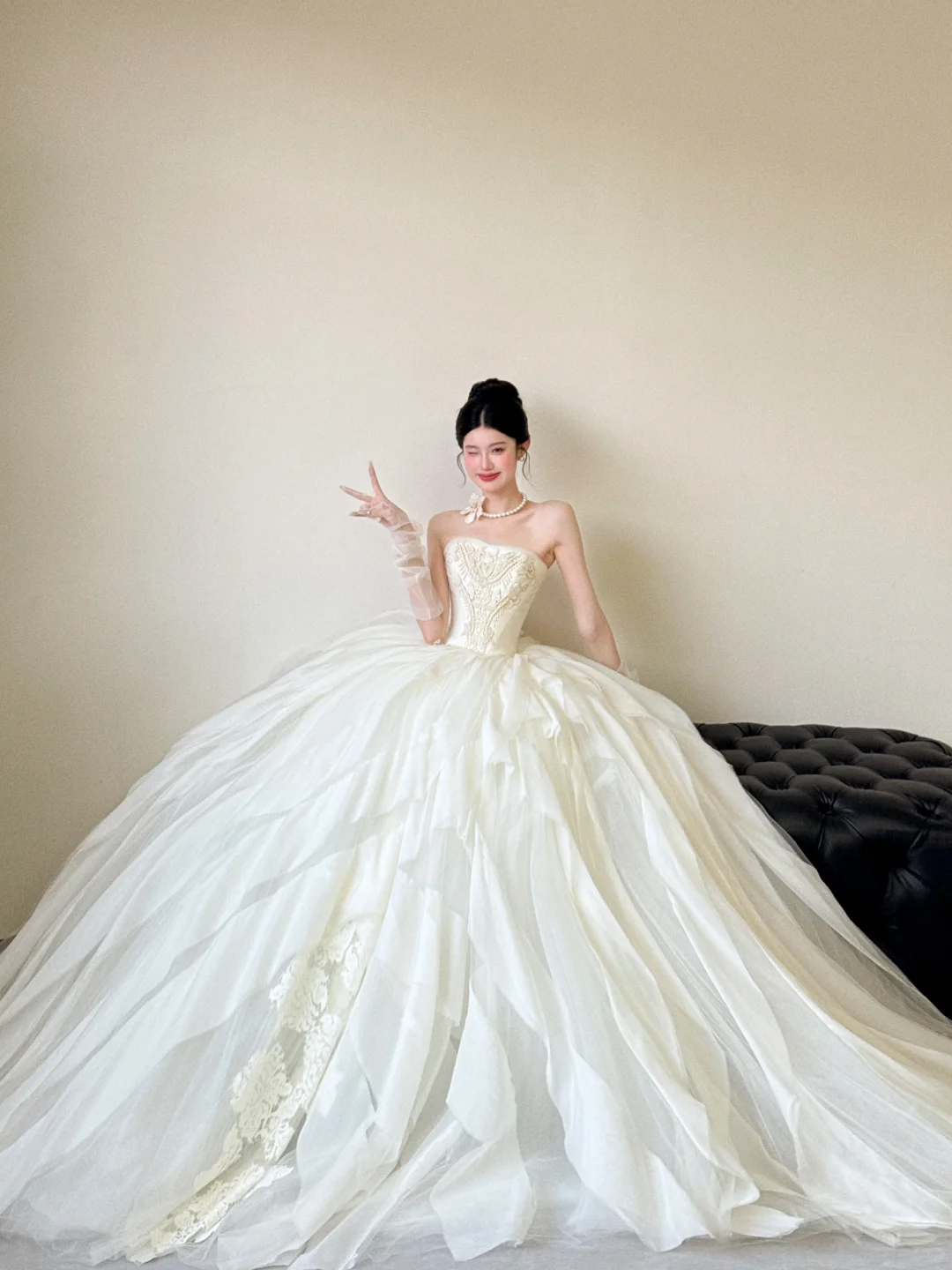 Princess Ball Gown Strapless White Satin Tulle Applique With Gloves Long Wedding Dresses