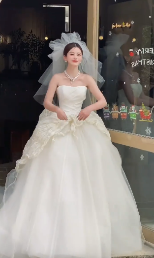 Pretty Ball Gown Strapless Satin Tulle With Veil Long Wedding Dresses