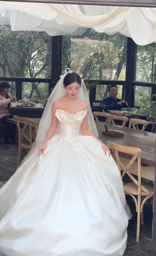 Elegant Ball Gown Strapless Satin With Veil Long Wedding Dresses