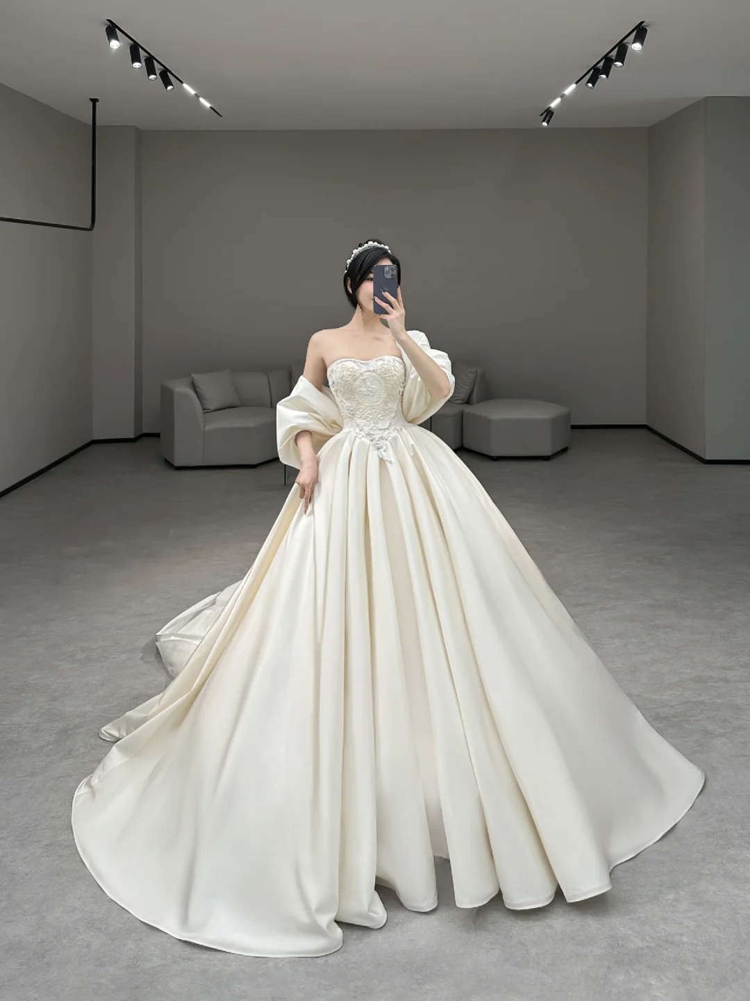 Elegant Ball Gown Strapless Satin Applique Long Wedding Dresses