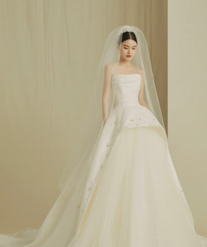 Elegant Ball Gown Strapless Satin Tulle Beaded With Veil Long Wedding Dresses - View 4 | FashionDia