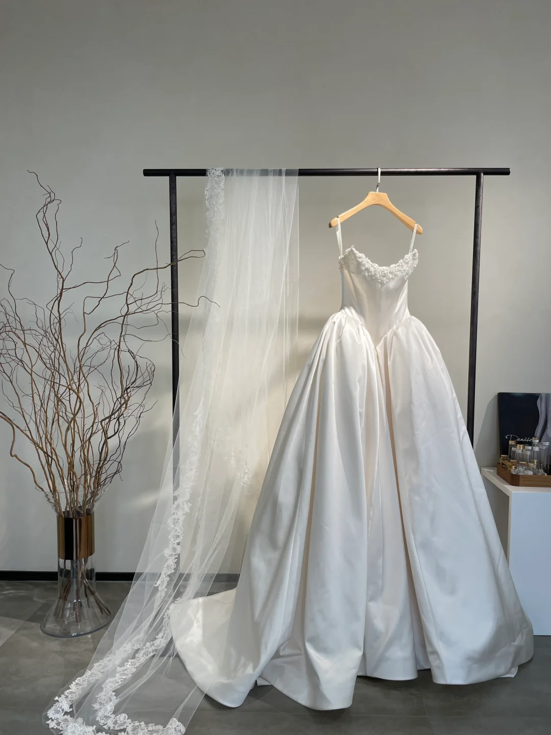 Classy Ball Gown Spaghetti Straps Satin Applique With Veil Long Wedding Dresses